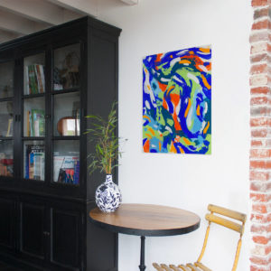 mise en situation de la peinture acrylique nommée déplacement dans une décoration contemporaine