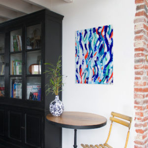 mise en situation de la peinture acrylique nommée plongée intérieure dans une décoration contemporaine